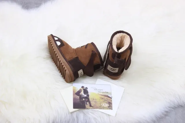 UGG बच्चों के डॉग-फेस शियरलिंग लाइनड भूरी स्नो बूट्स 8