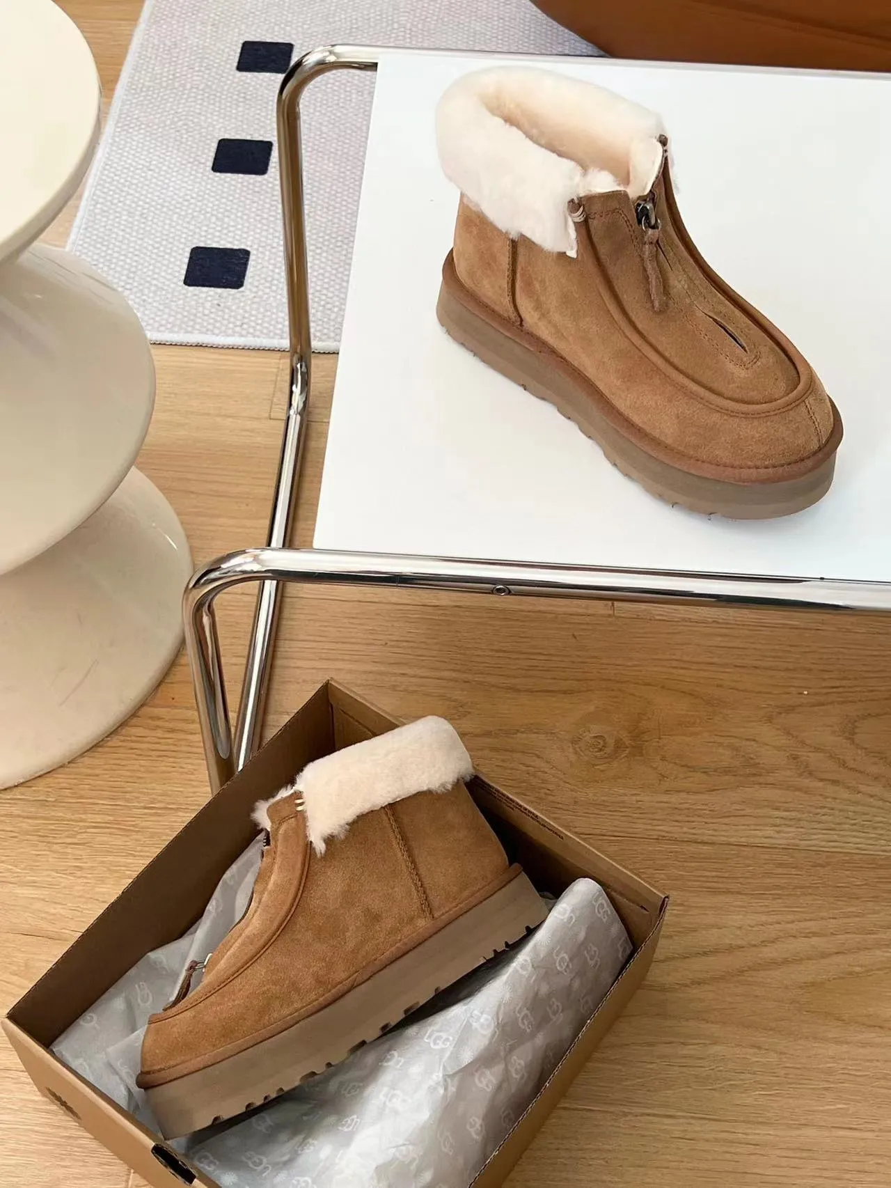 UGG 麂皮羊毛内里厚底套脚雪靴 9