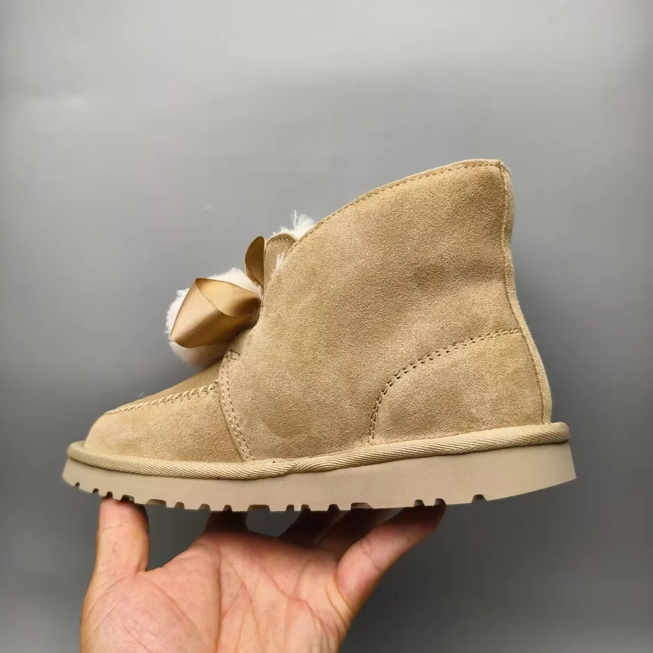 UGG Tasman বেইজ সুয়েড শিয়ারলিং-লাইন্ড পম-পম স্নো বুটস 2
