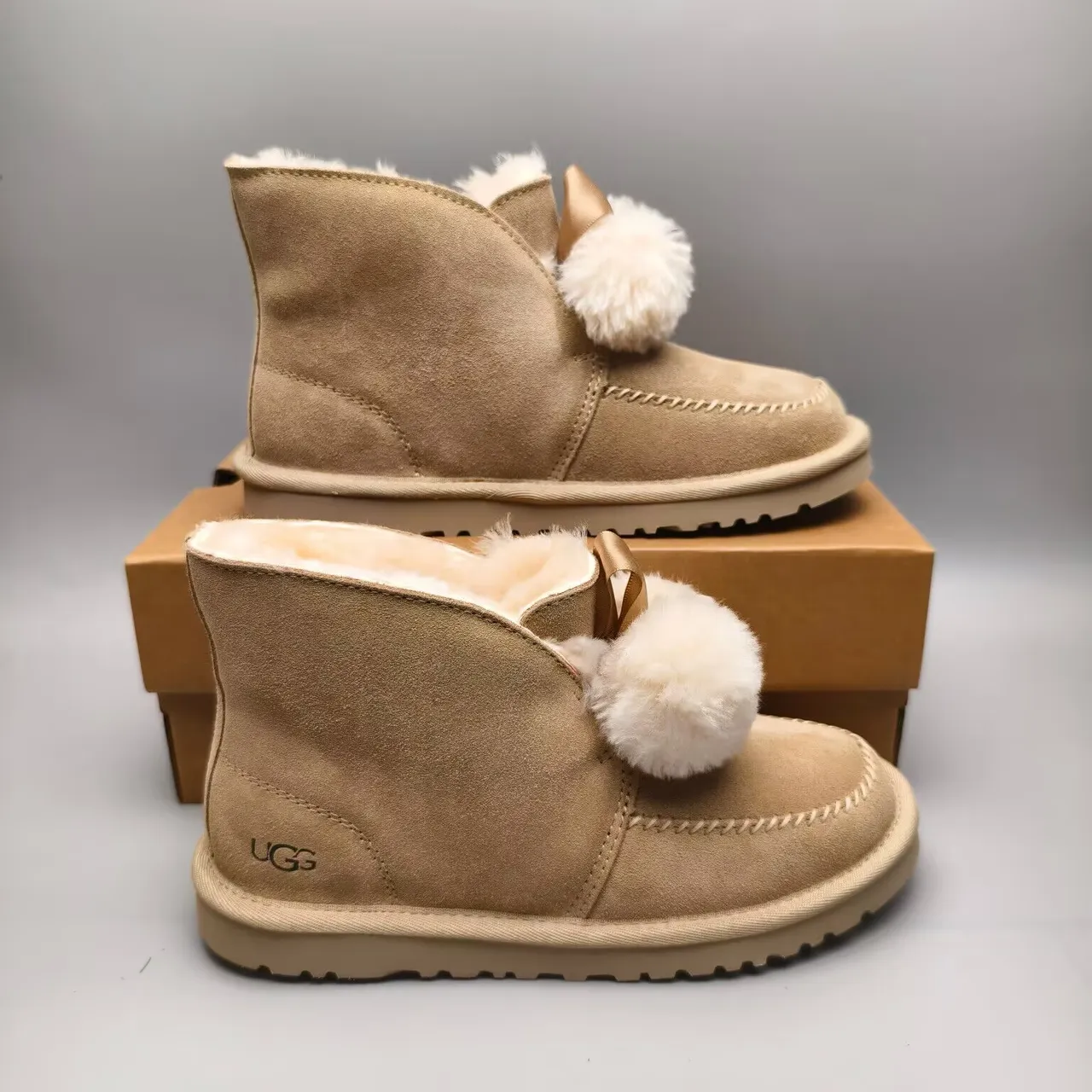 UGG Tasman বেইজ সুয়েড শিয়ারলিং-লাইন্ড পম-পম স্নো বুটস 3