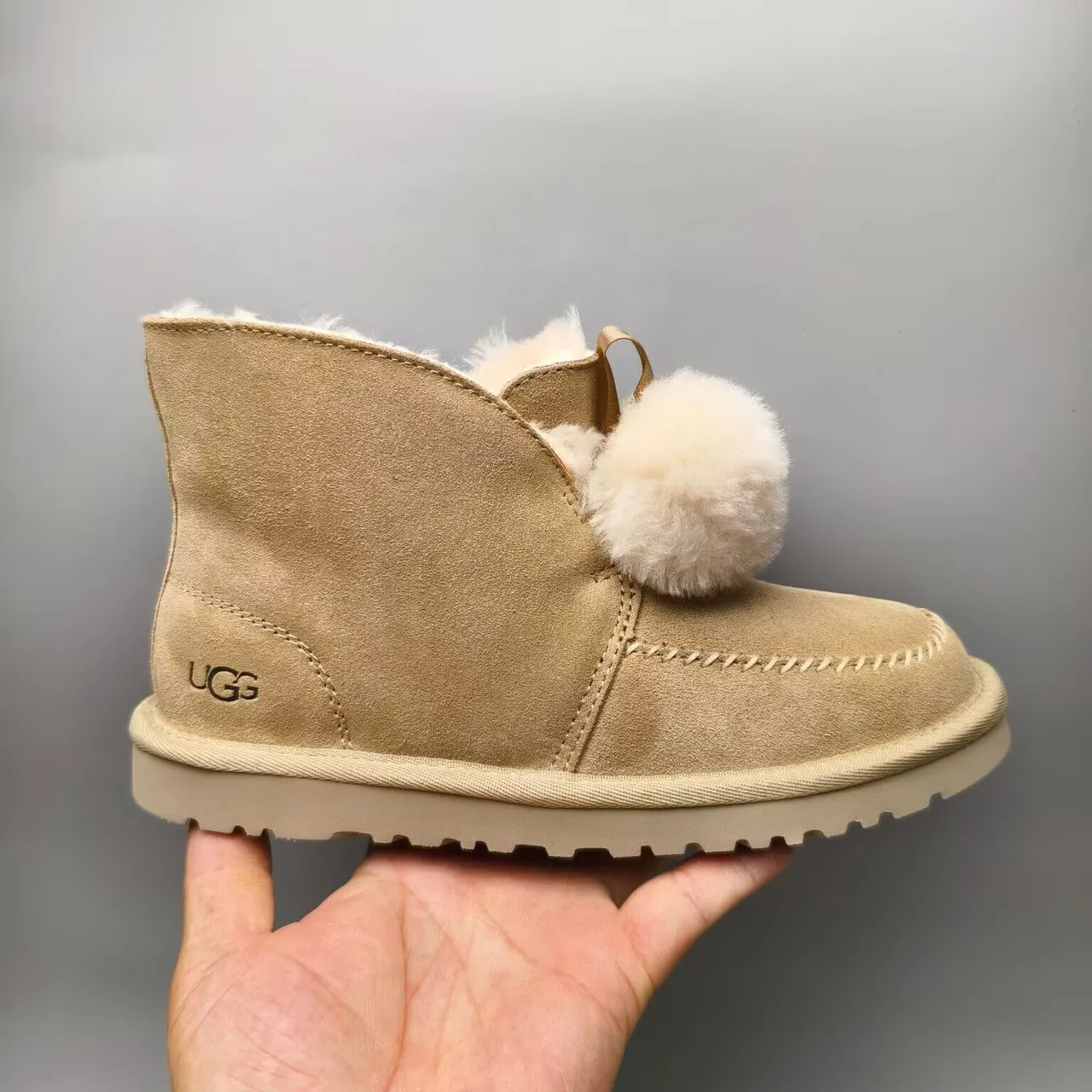 UGG Tasman বেইজ সুয়েড শিয়ারলিং-লাইন্ড পম-পম স্নো বুটস 4