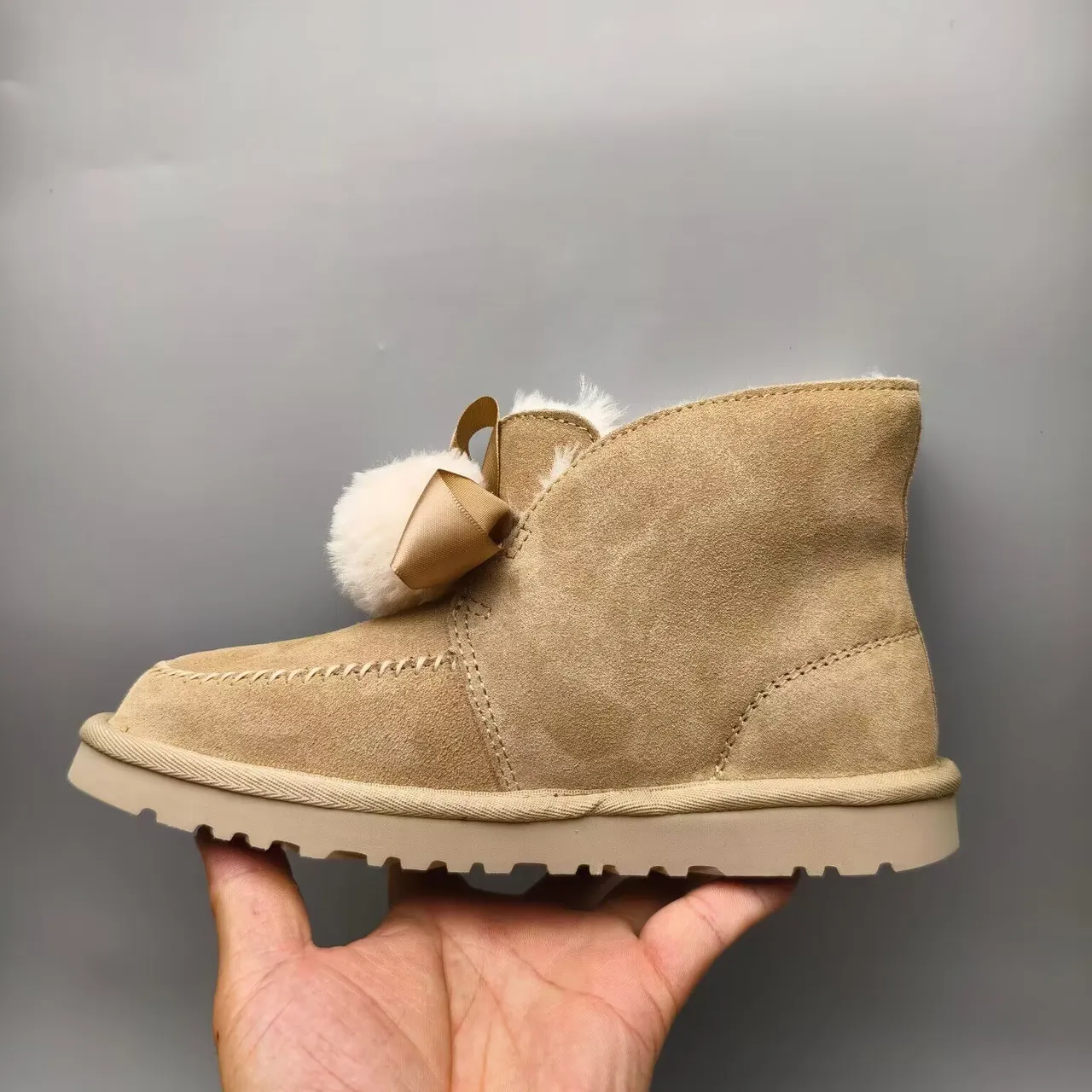 UGG Tasman বেইজ সুয়েড শিয়ারলিং-লাইন্ড পম-পম স্নো বুটস 5