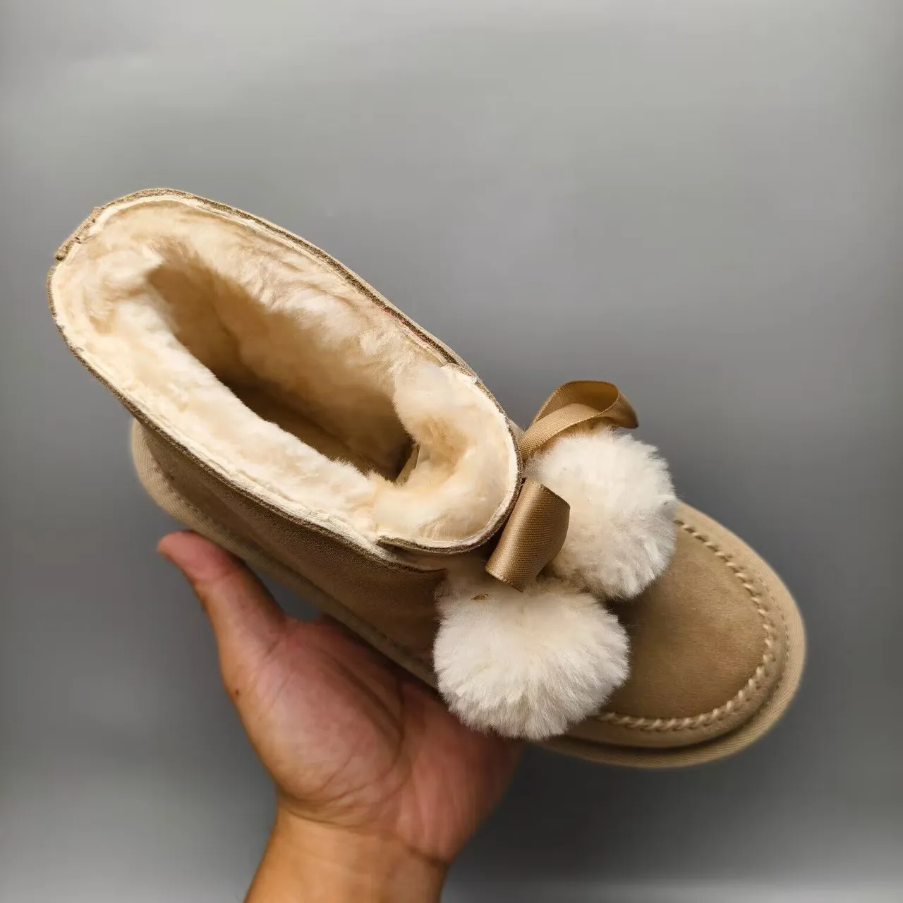 UGG Tasman বেইজ সুয়েড শিয়ারলিং-লাইন্ড পম-পম স্নো বুটস 6