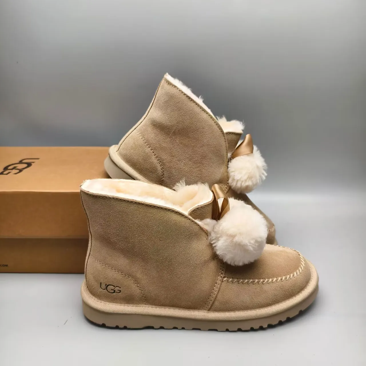 UGG Tasman বেইজ সুয়েড শিয়ারলিং-লাইন্ড পম-পম স্নো বুটস 7