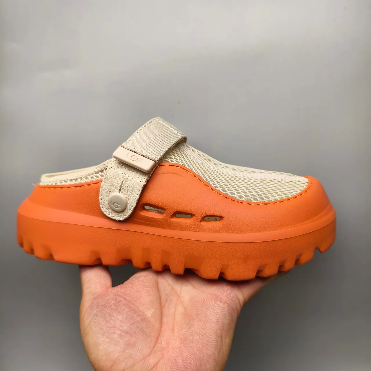 UGG Tasman नारंगी और भूरा मेश क्लॉग 2