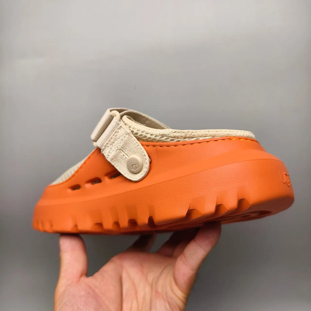 UGG Tasman नारंगी और भूरा मेश क्लॉग 4