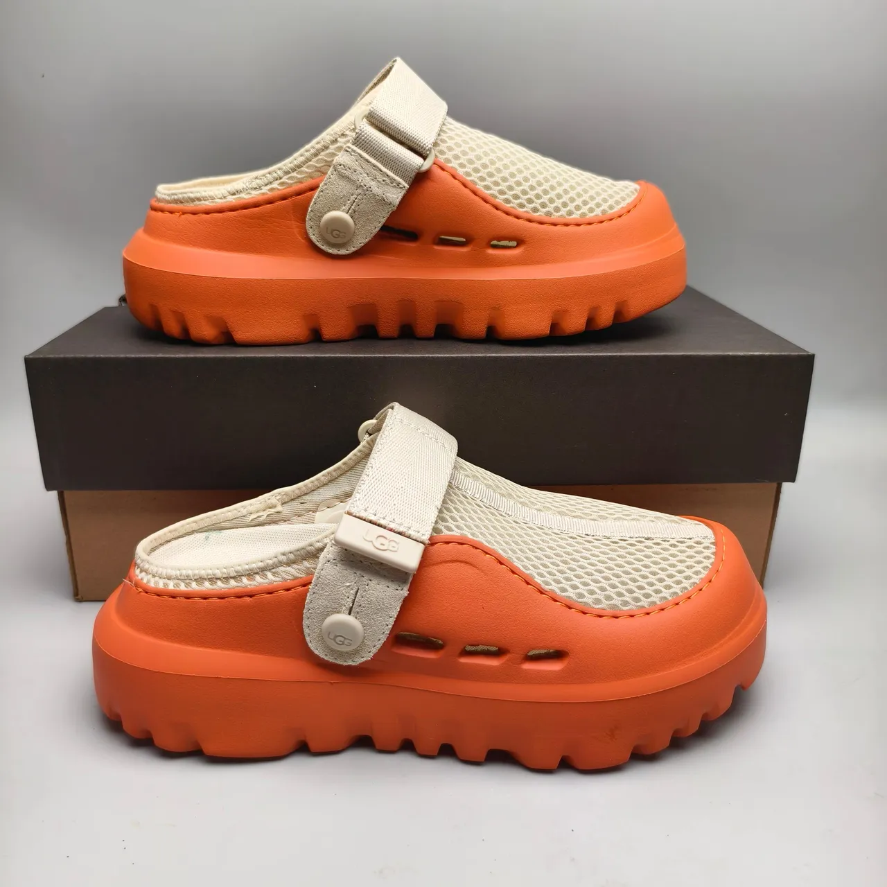 UGG Tasman नारंगी और भूरा मेश क्लॉग 5