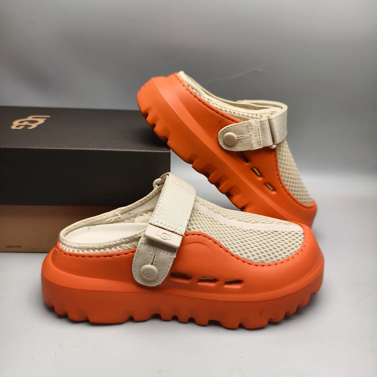 UGG Tasman नारंगी और भूरा मेश क्लॉग 6