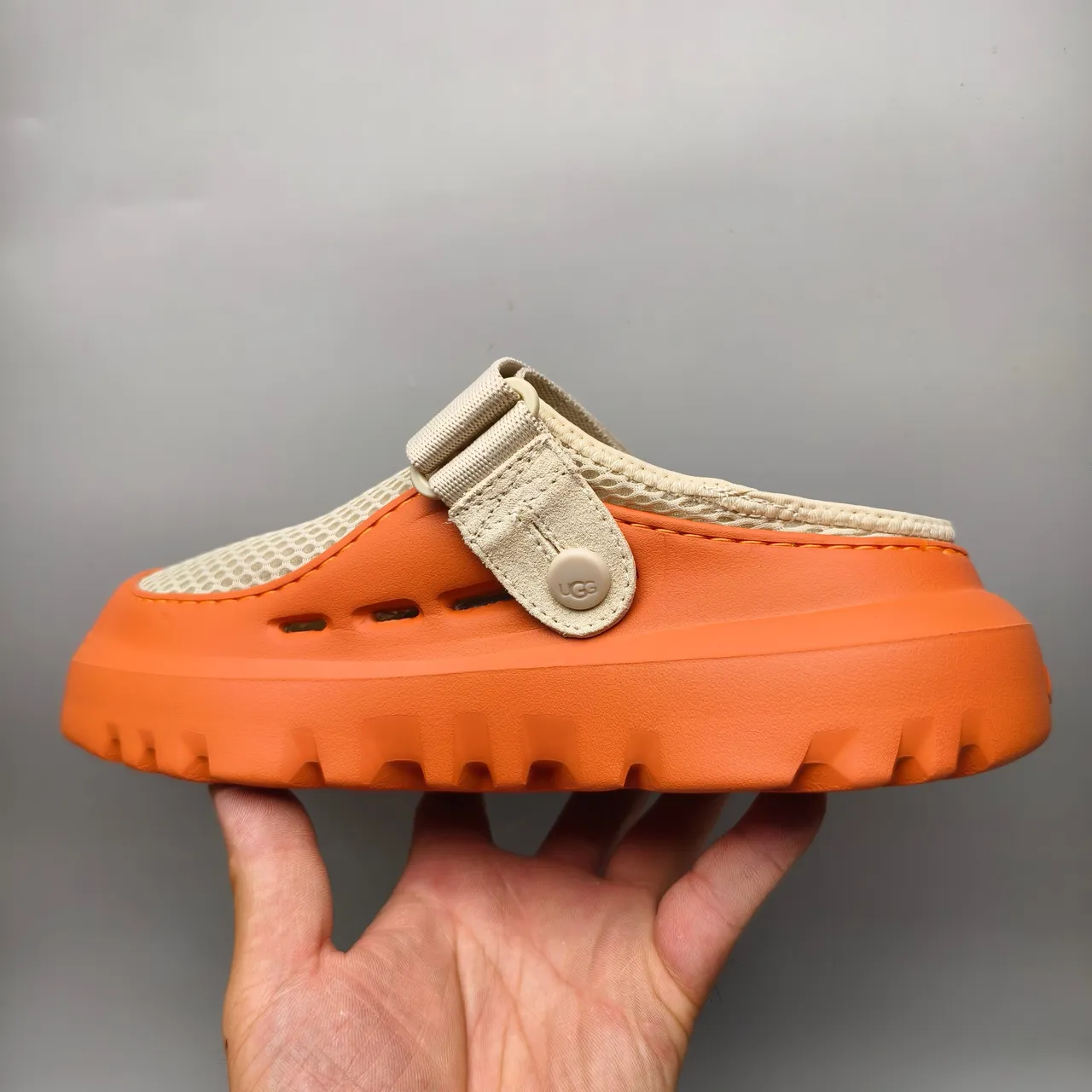 UGG Tasman नारंगी और भूरा मेश क्लॉग 7