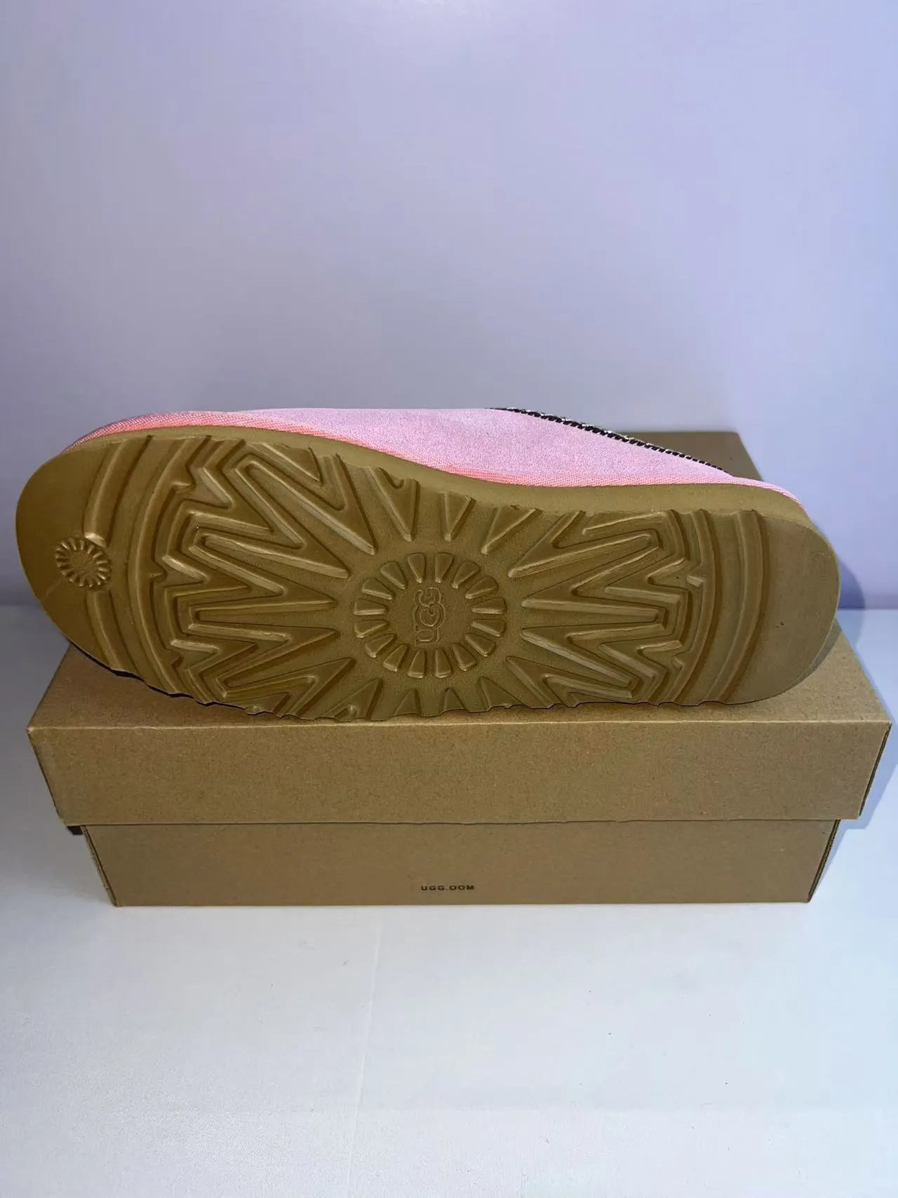 UGG Tasman أحذية كاجوال بلون بينك براون مع علوة سويدي محترف وزينة منسوجة وكولار 2
