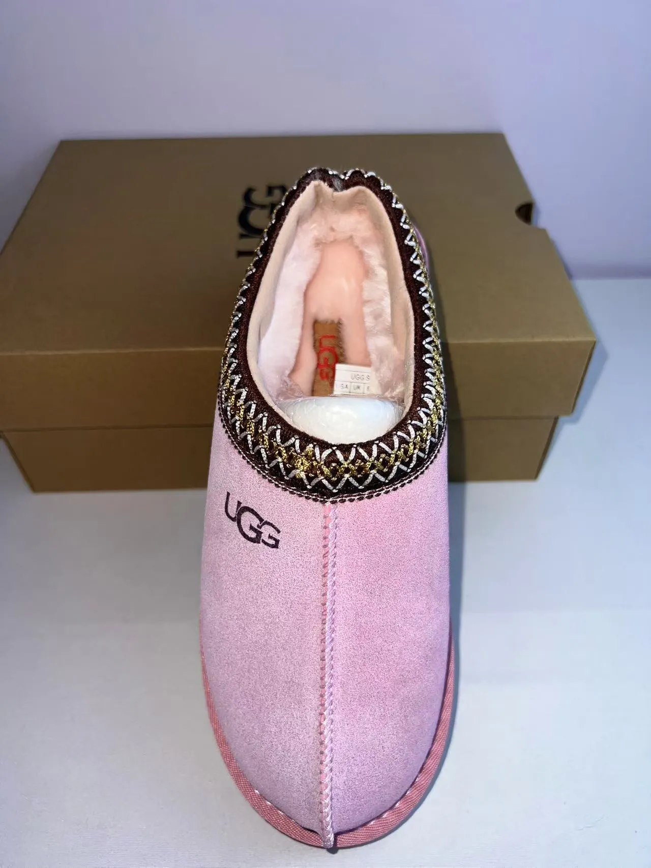 UGG Tasman أحذية كاجوال بلون بينك براون مع علوة سويدي محترف وزينة منسوجة وكولار 3