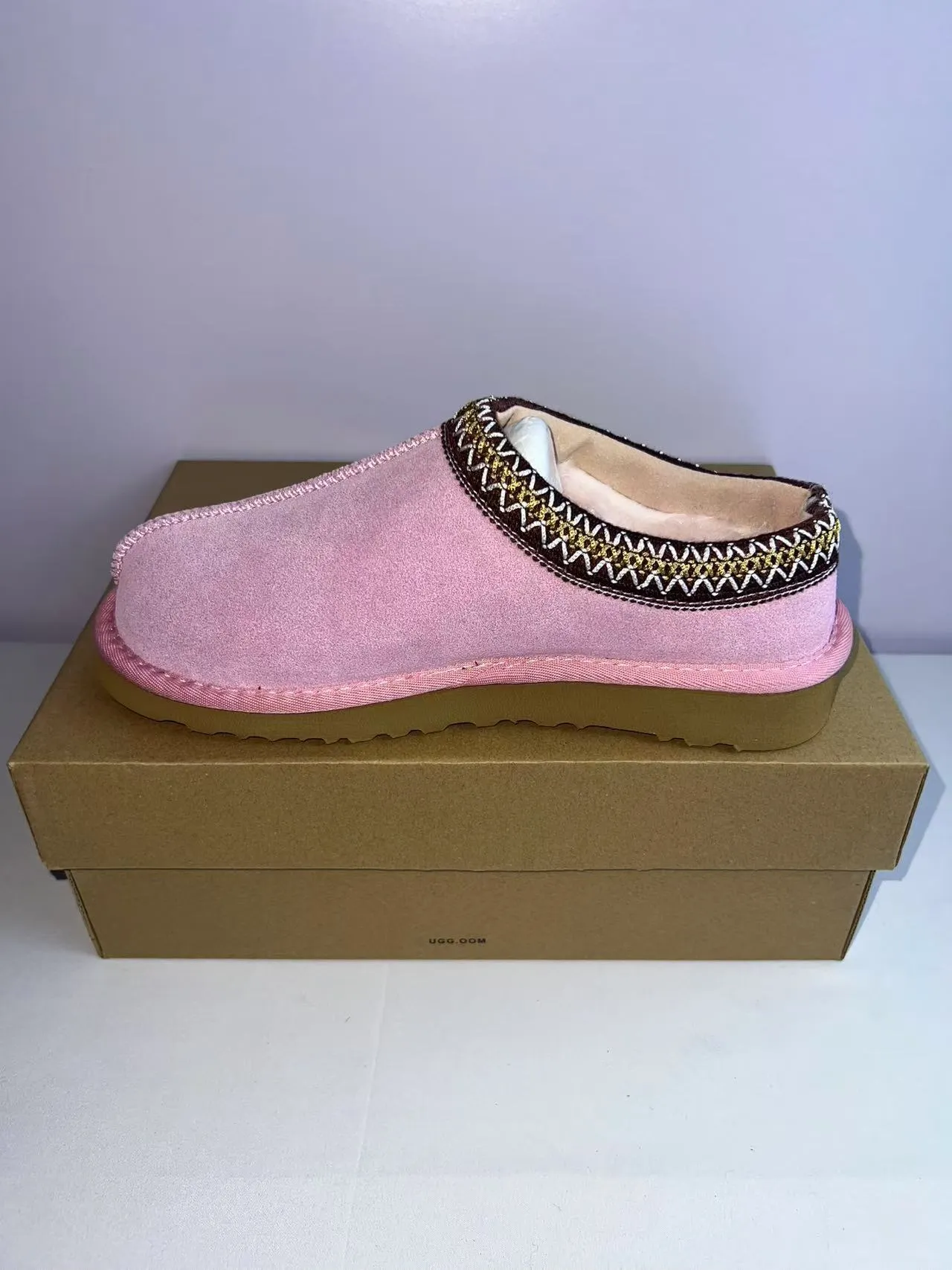 UGG Tasman أحذية كاجوال بلون بينك براون مع علوة سويدي محترف وزينة منسوجة وكولار 4