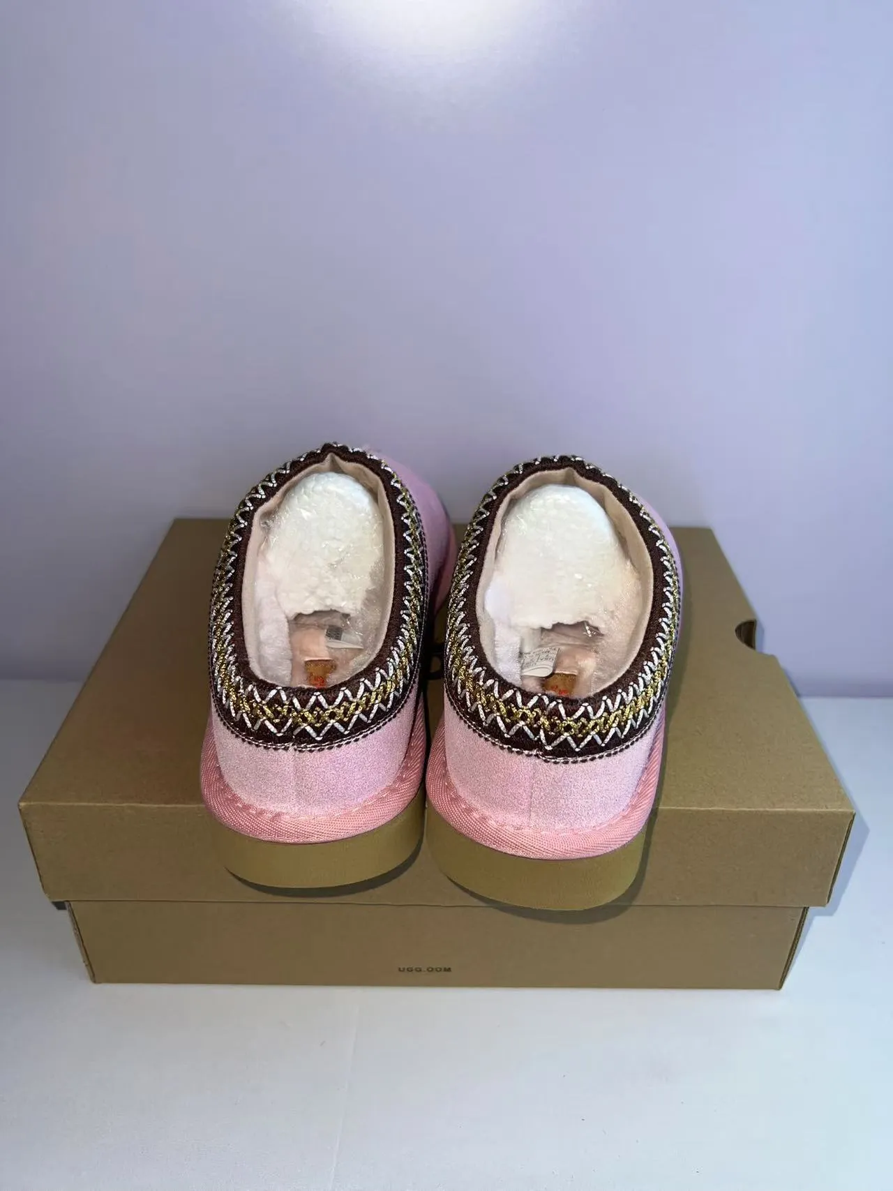 UGG Tasman أحذية كاجوال بلون بينك براون مع علوة سويدي محترف وزينة منسوجة وكولار 5