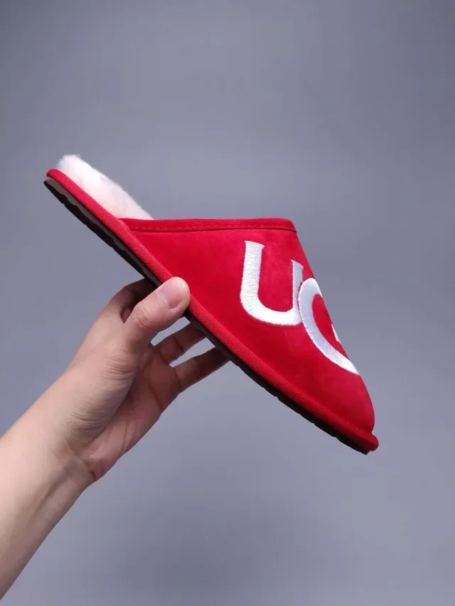 بانطفلة UGG تاسمان أحمر مع شعار مطرز 9