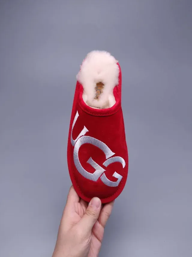 بانطفلة UGG تاسمان أحمر مع شعار مطرز 10
