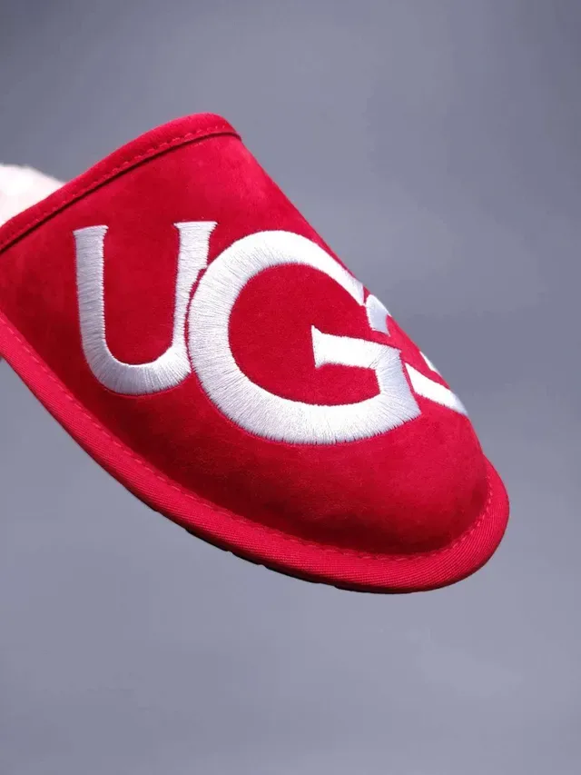 بانطفلة UGG تاسمان أحمر مع شعار مطرز 11