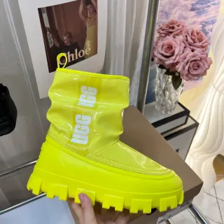 UGG पीली चमकदार पेटेंट लेदर मोटी लुग सोल स्नो बूट