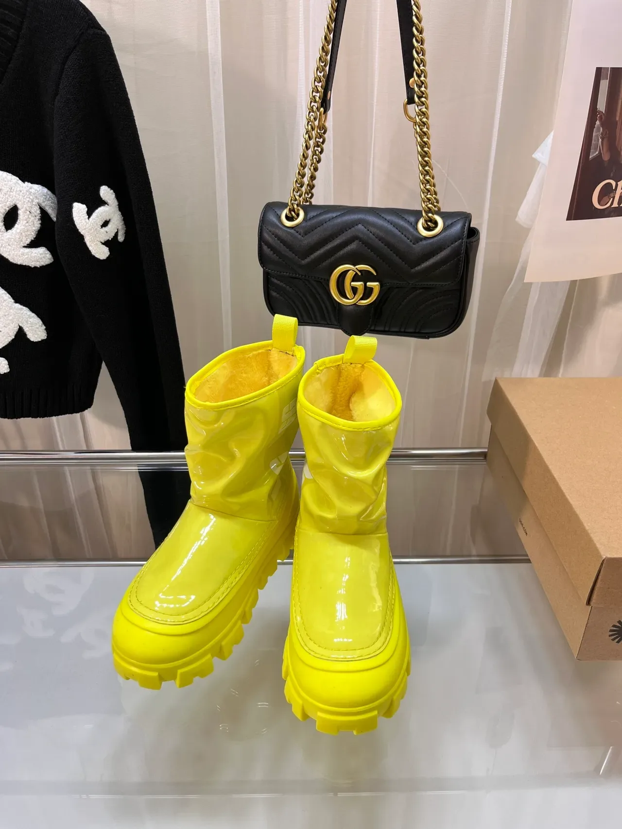 UGG पीली चमकदार पेटेंट लेदर मोटी लुग सोल स्नो बूट 2