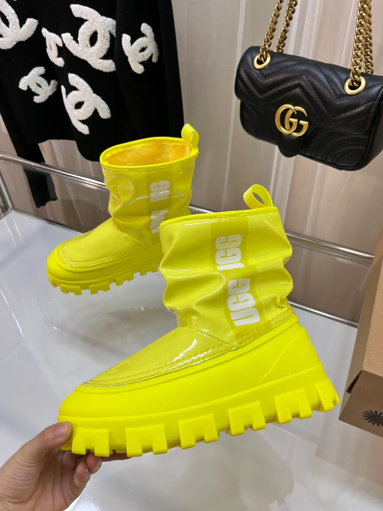UGG पीली चमकदार पेटेंट लेदर मोटी लुग सोल स्नो बूट 3