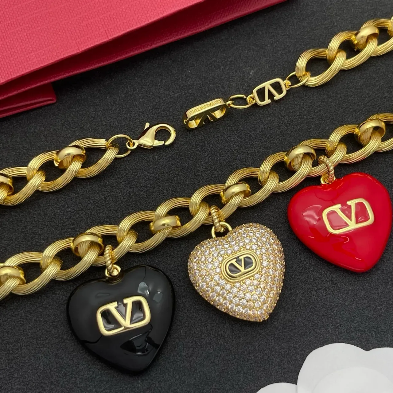 Collar Valentino Oro Multicolor Cadena Curb Gruesa con Tres Colgantes de Corazón 4