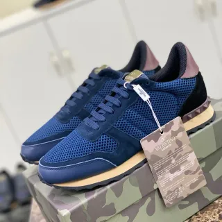 Valentino Navy Burgundy con parte superior híbrida mesh-suede, detalle de tacón de pirámide con stud, zapatillas lifestyle