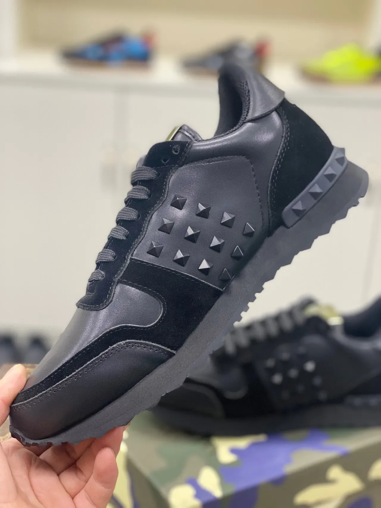 Valentino Rockstud কালো চামড়া এবং সোয়েড পিরামিড স্টাড লাইফস্টাইল স্নিকার্স 2