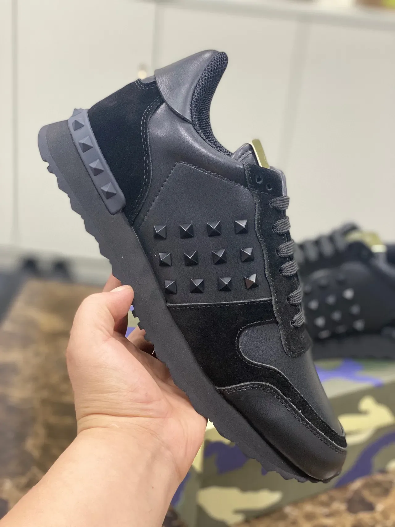 Valentino Rockstud কালো চামড়া এবং সোয়েড পিরামিড স্টাড লাইফস্টাইল স্নিকার্স 3