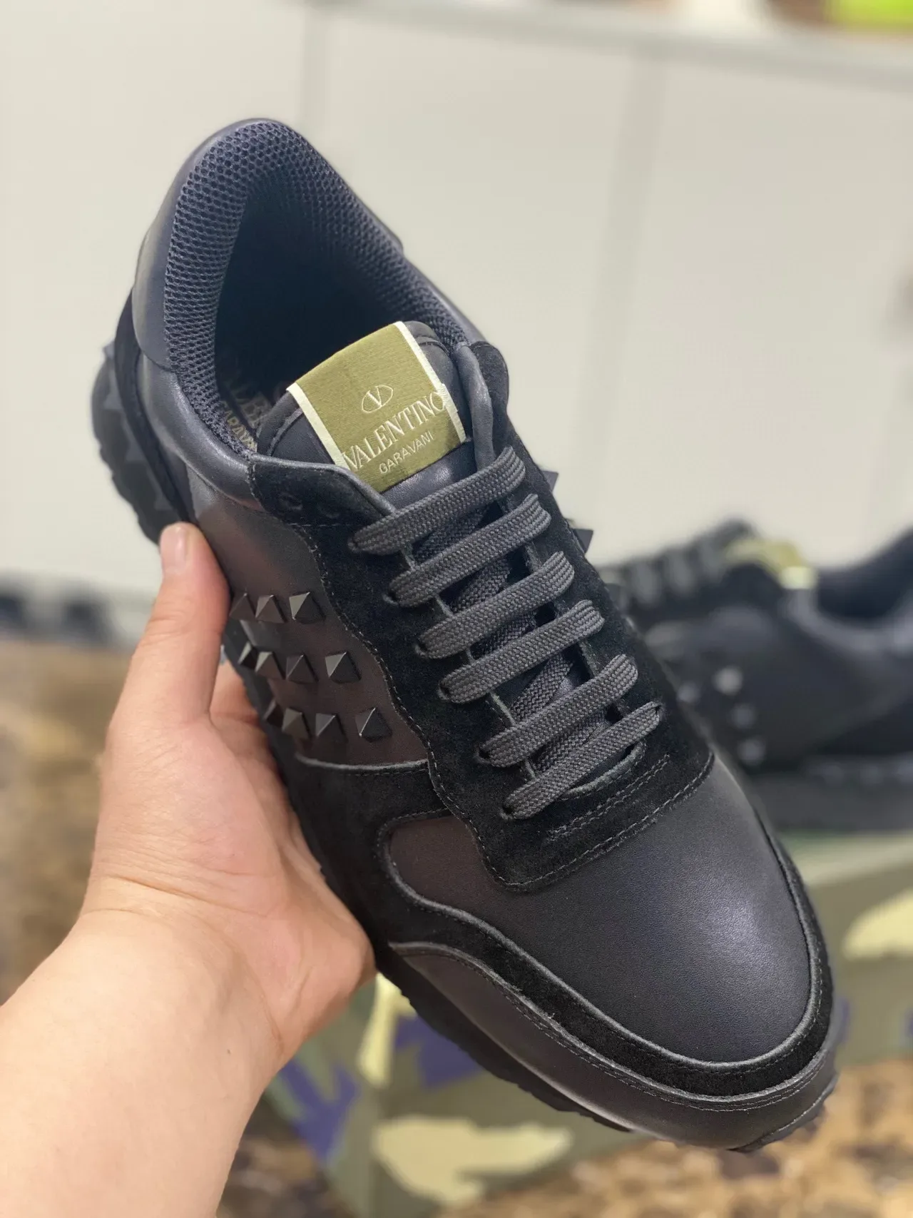 Valentino Rockstud কালো চামড়া এবং সোয়েড পিরামিড স্টাড লাইফস্টাইল স্নিকার্স 4