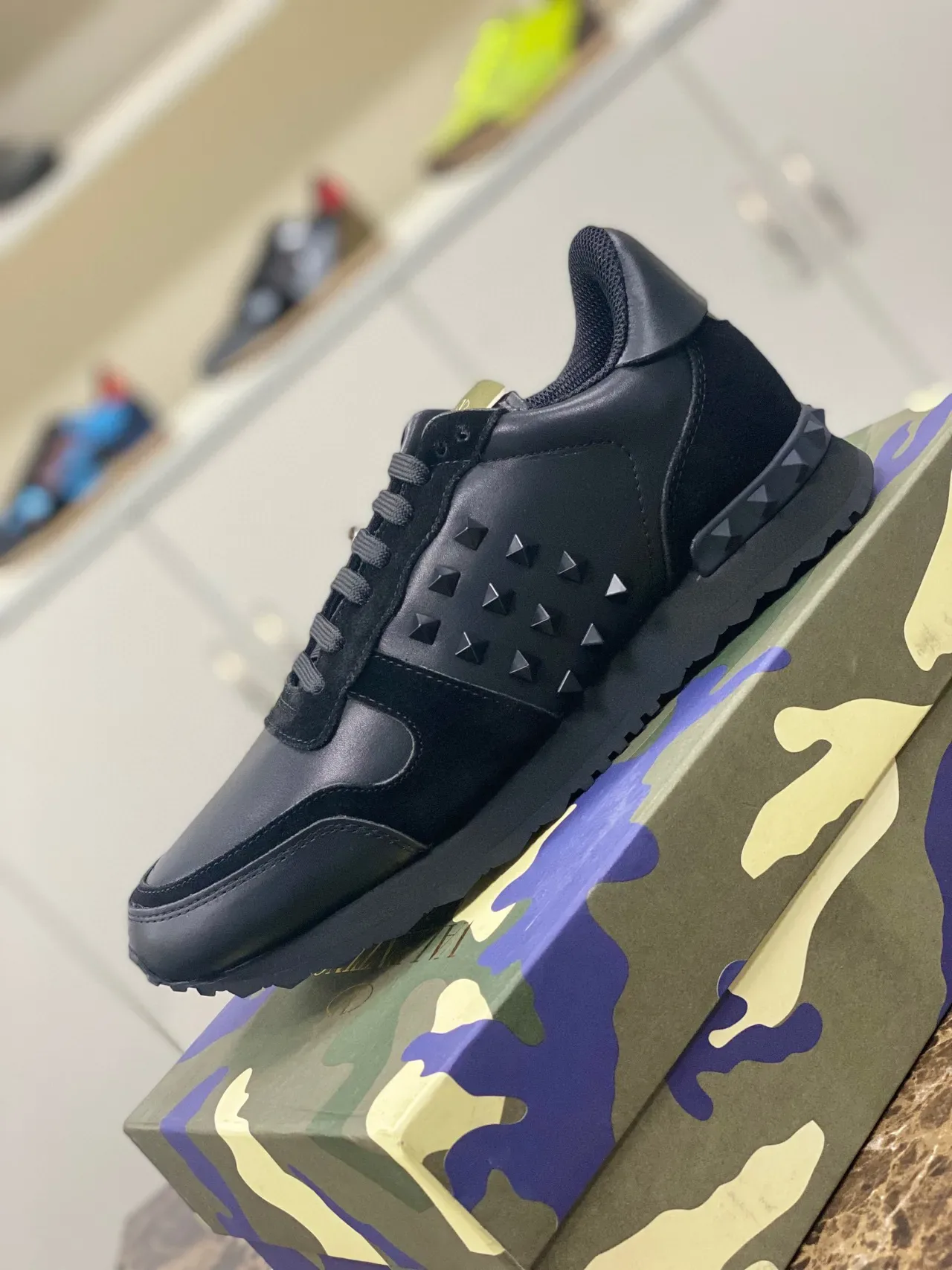 Valentino Rockstud কালো চামড়া এবং সোয়েড পিরামিড স্টাড লাইফস্টাইল স্নিকার্স 5