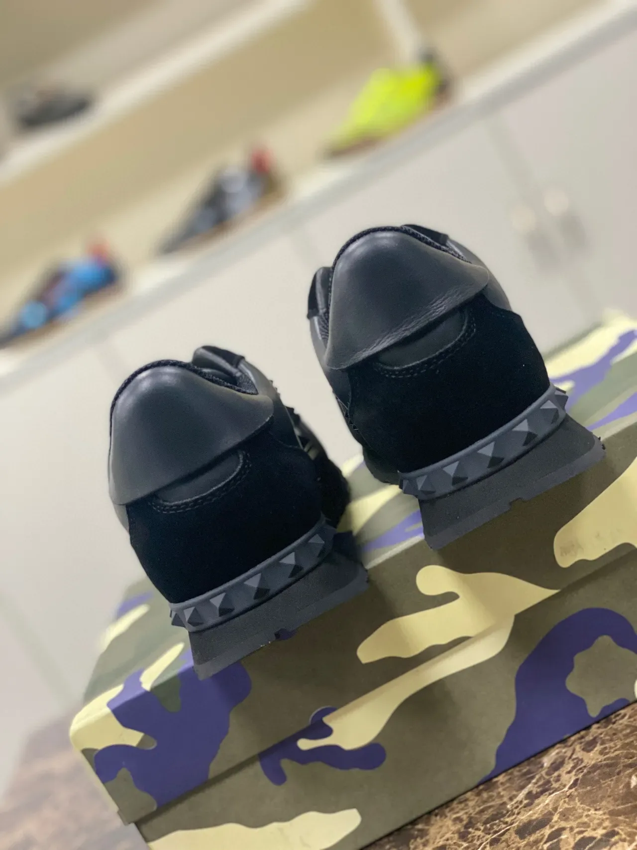 Valentino Rockstud কালো চামড়া এবং সোয়েড পিরামিড স্টাড লাইফস্টাইল স্নিকার্স 6