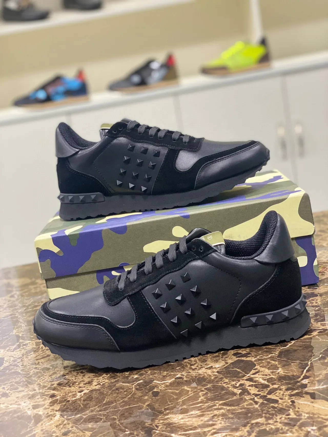 Valentino Rockstud কালো চামড়া এবং সোয়েড পিরামিড স্টাড লাইফস্টাইল স্নিকার্স 7