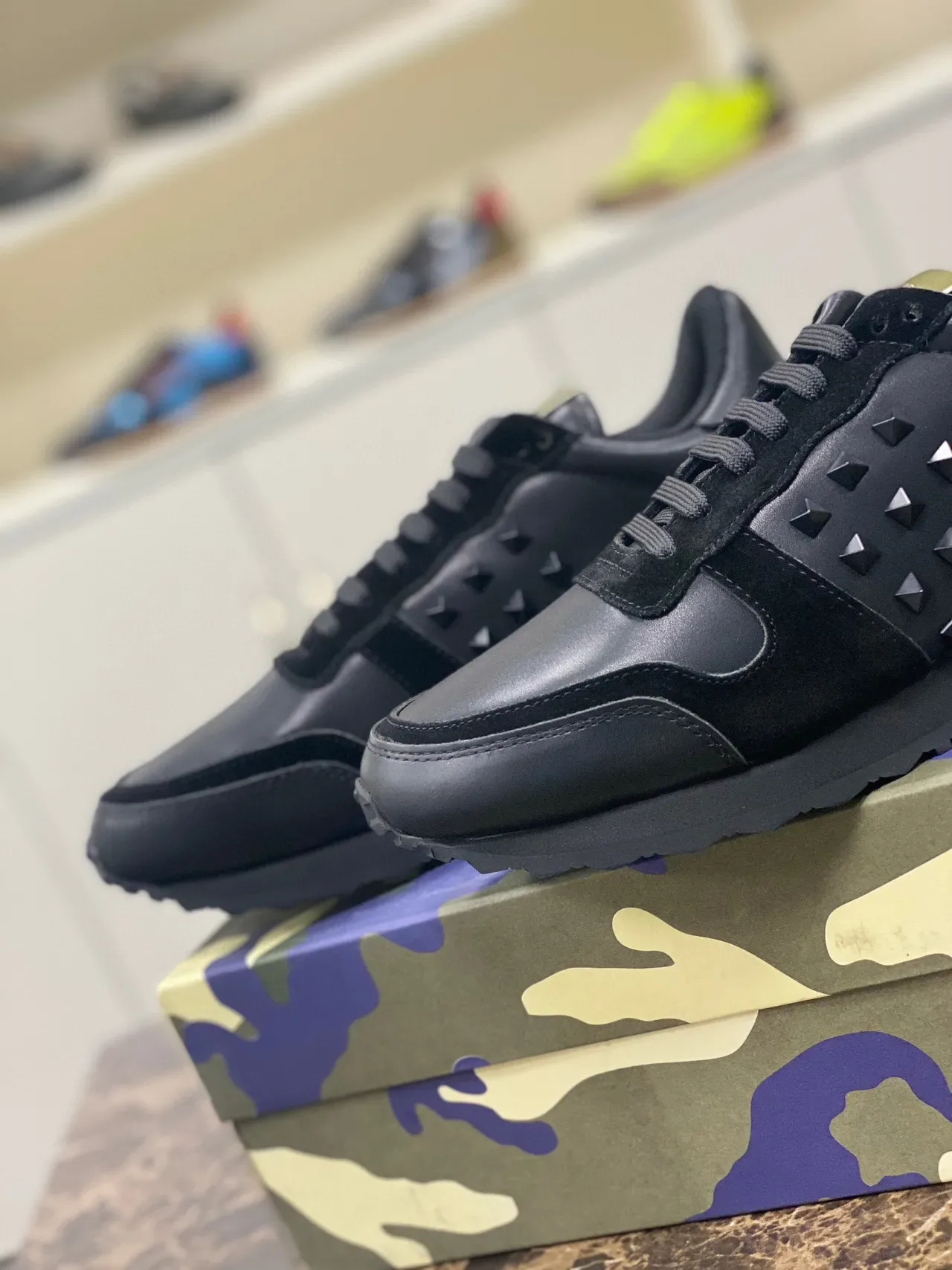Valentino Rockstud কালো চামড়া এবং সোয়েড পিরামিড স্টাড লাইফস্টাইল স্নিকার্স 8