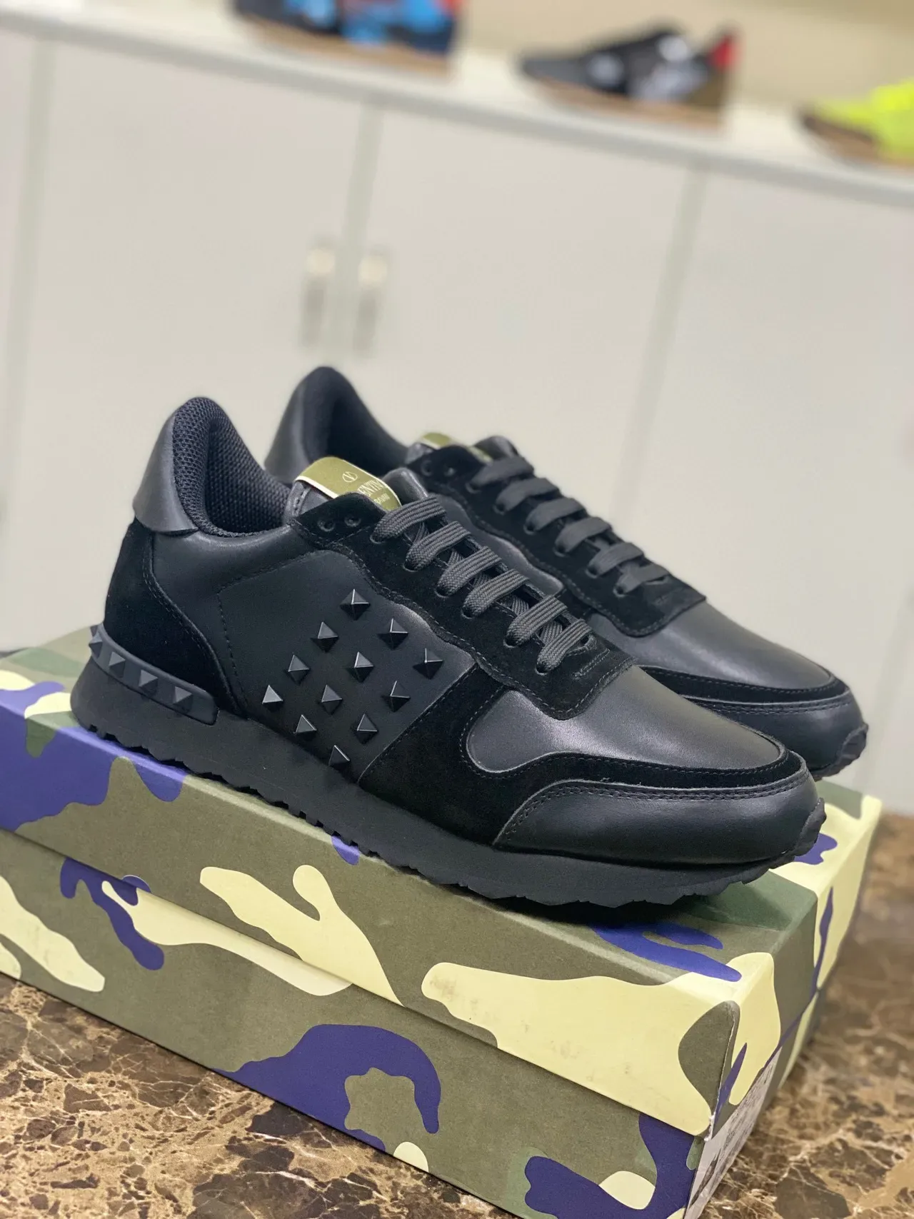 Valentino Rockstud কালো চামড়া এবং সোয়েড পিরামিড স্টাড লাইফস্টাইল স্নিকার্স 9