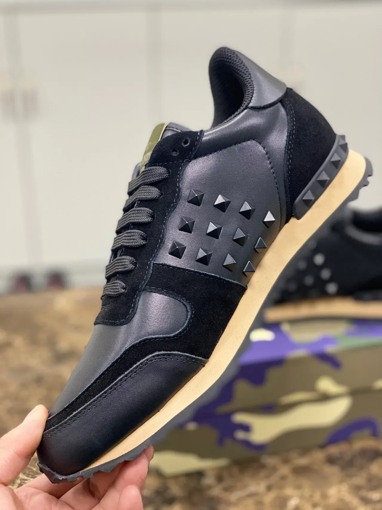 Valentino Rockstud Zapatillas Lifestyle de Cuero y Ante Negro con Detalle de Tachas 2