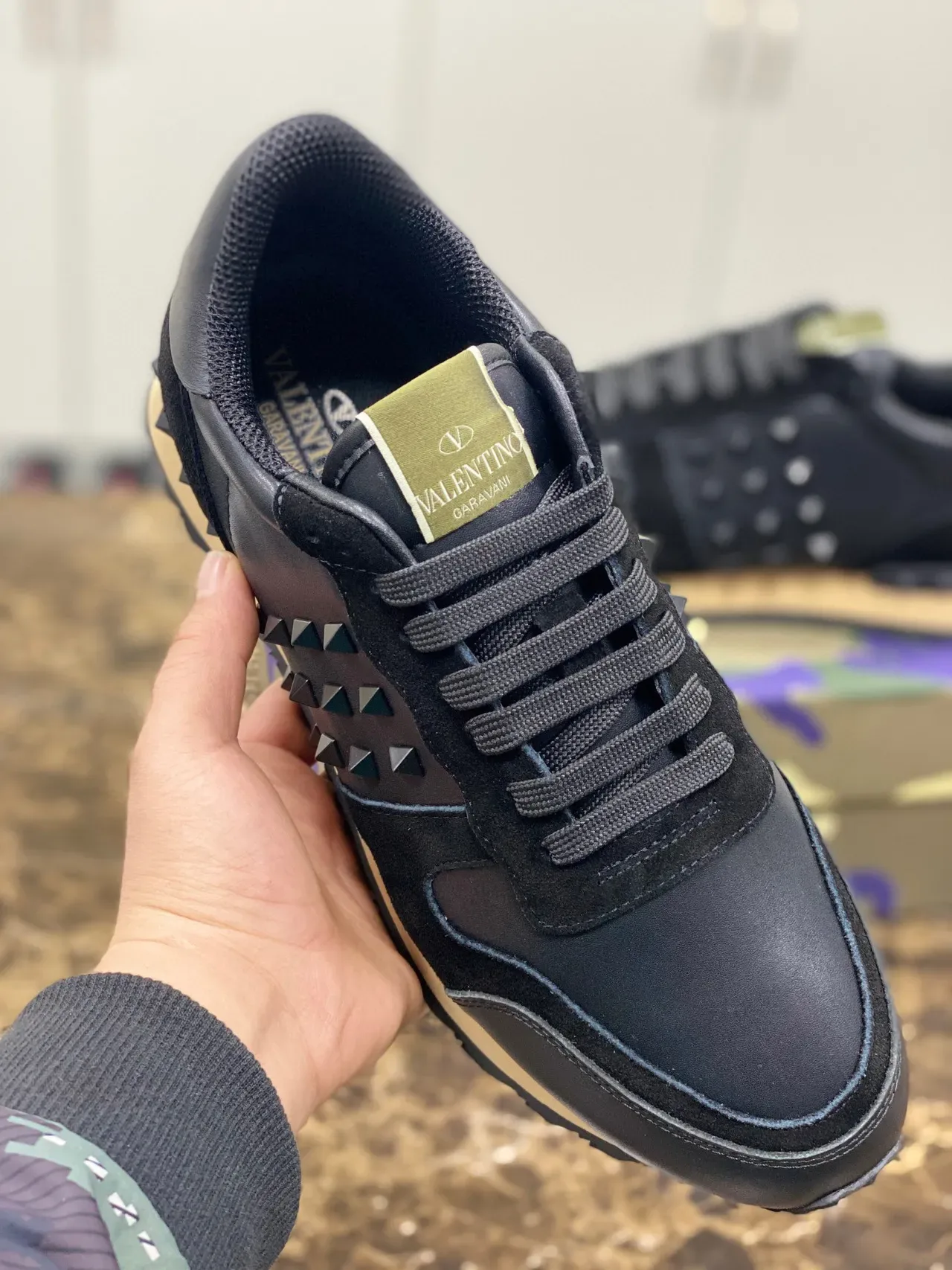 Valentino Rockstud Zapatillas Lifestyle de Cuero y Ante Negro con Detalle de Tachas 3