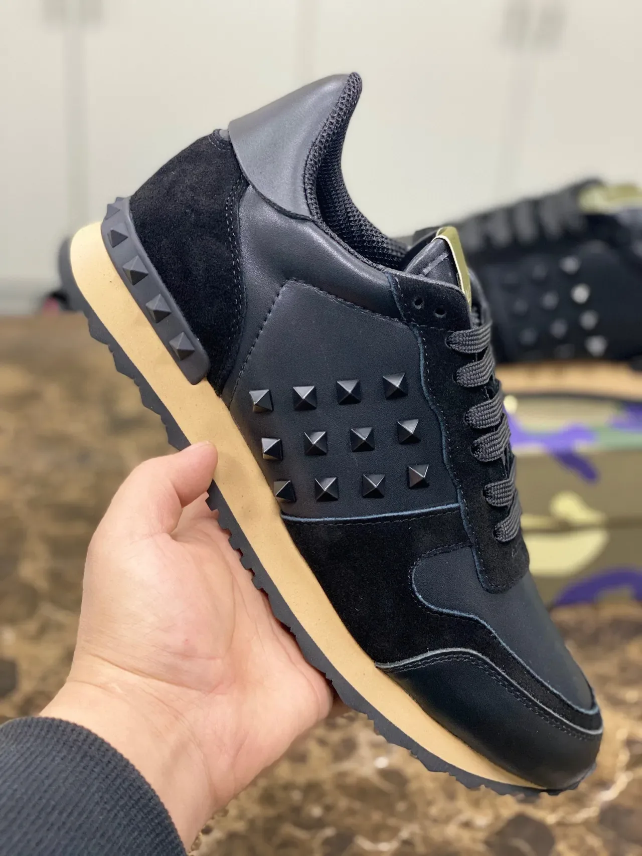 Valentino Rockstud Zapatillas Lifestyle de Cuero y Ante Negro con Detalle de Tachas 4