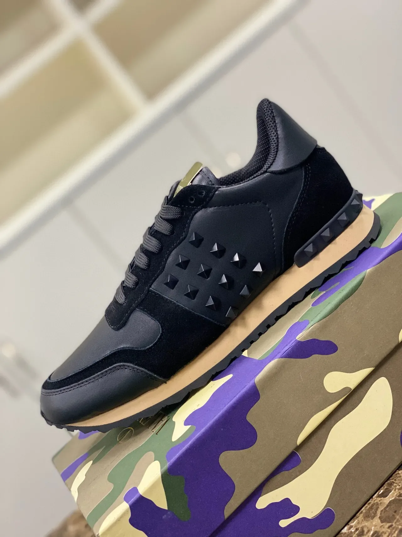 Valentino Rockstud Zapatillas Lifestyle de Cuero y Ante Negro con Detalle de Tachas 5