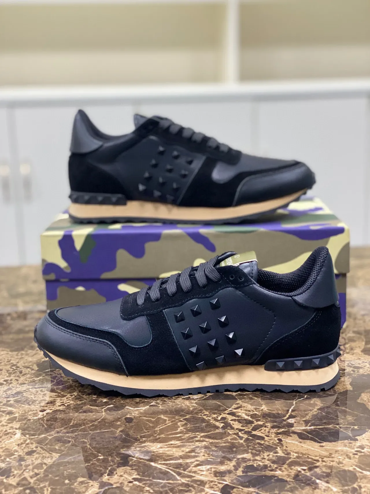 Valentino Rockstud Zapatillas Lifestyle de Cuero y Ante Negro con Detalle de Tachas 6