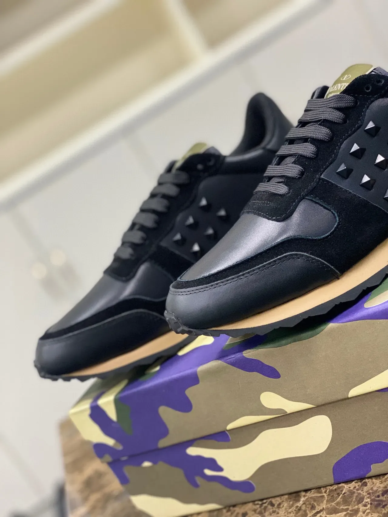 Valentino Rockstud Zapatillas Lifestyle de Cuero y Ante Negro con Detalle de Tachas 8