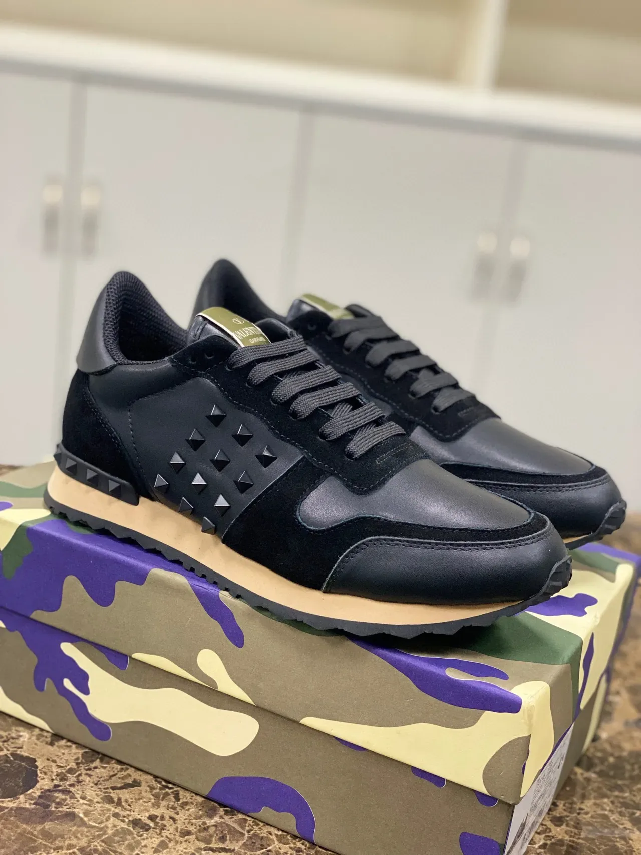 Valentino Rockstud Zapatillas Lifestyle de Cuero y Ante Negro con Detalle de Tachas 9