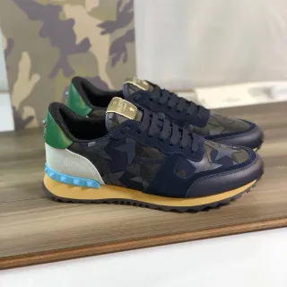 Valentino Rockstud Runner sneakers lifestyle navy green blue com estampagem de estrela