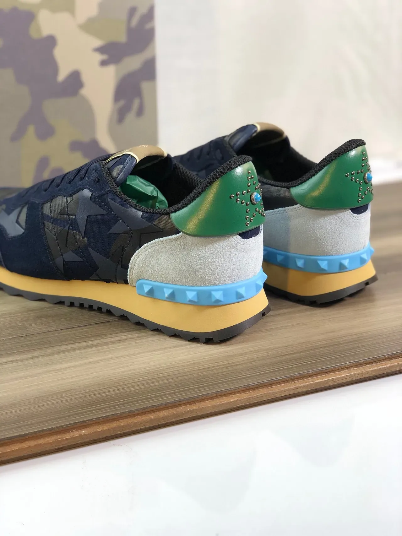 Valentino Rockstud Runner sneakers lifestyle navy green blue com estampagem de estrela 2