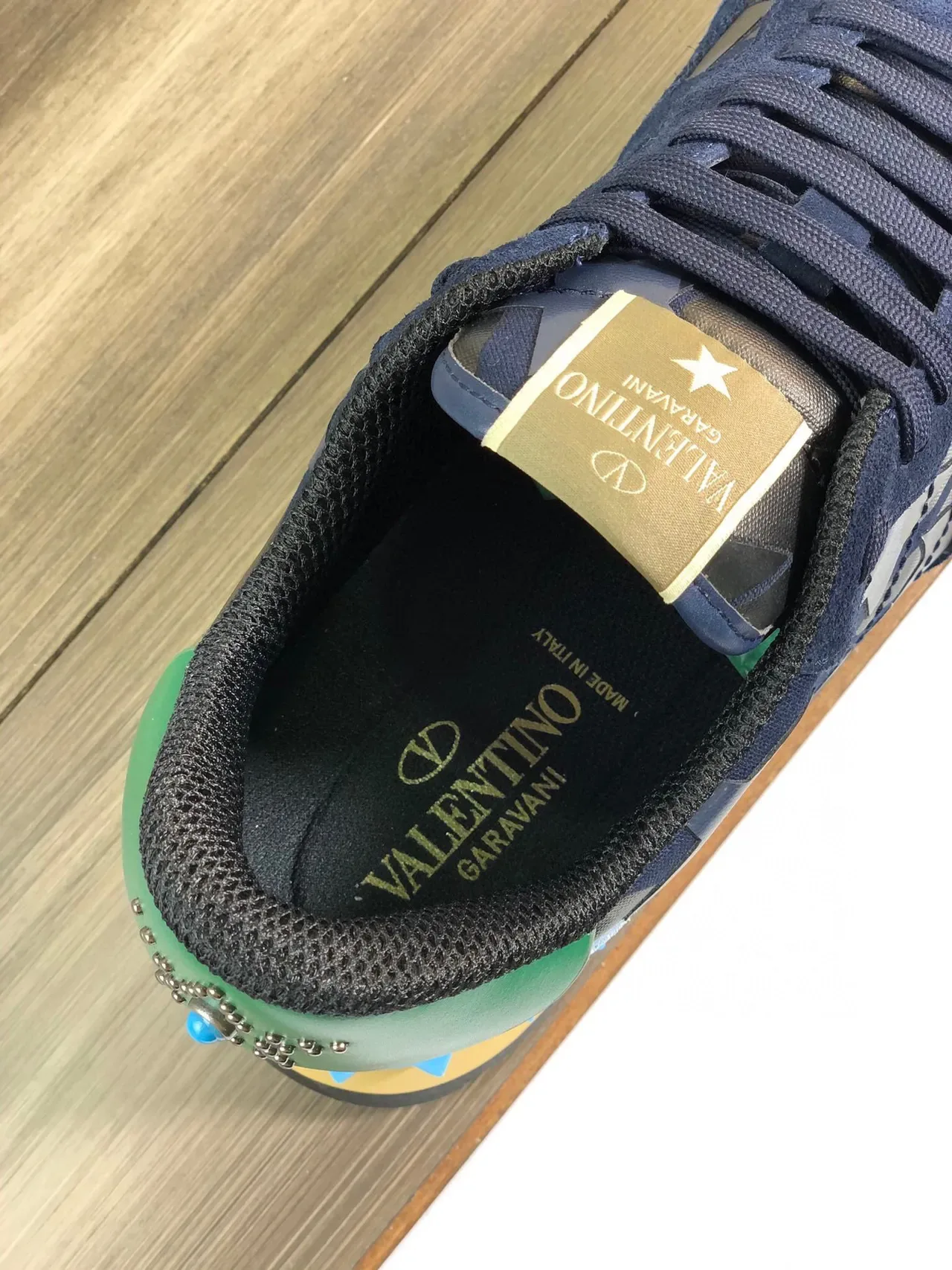 Valentino Rockstud Runner sneakers lifestyle navy green blue com estampagem de estrela 3