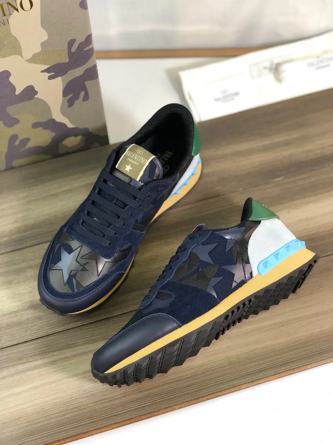 Valentino Rockstud Runner sneakers lifestyle navy green blue com estampagem de estrela 4