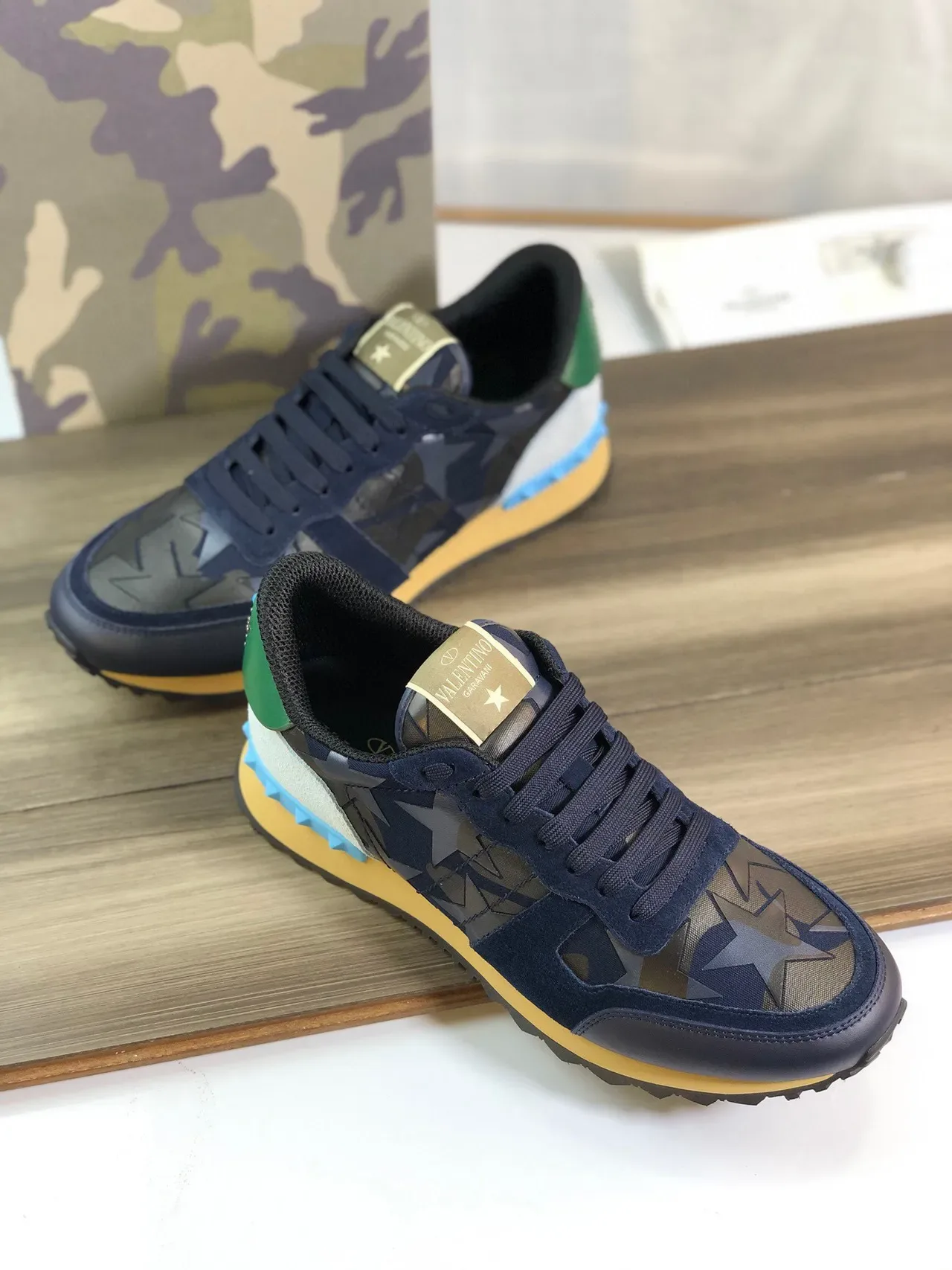 Valentino Rockstud Runner sneakers lifestyle navy green blue com estampagem de estrela 5