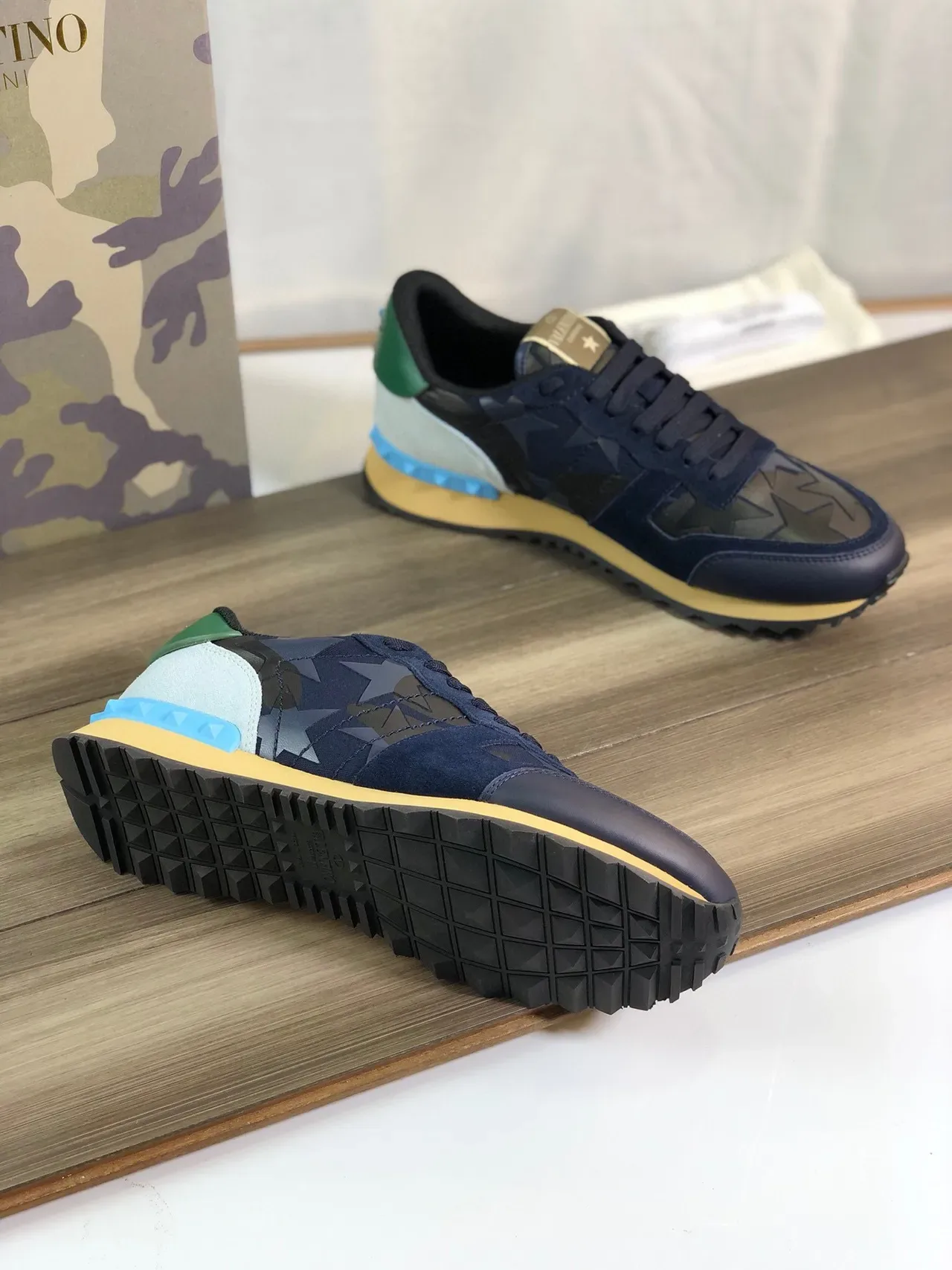 Valentino Rockstud Runner sneakers lifestyle navy green blue com estampagem de estrela 6