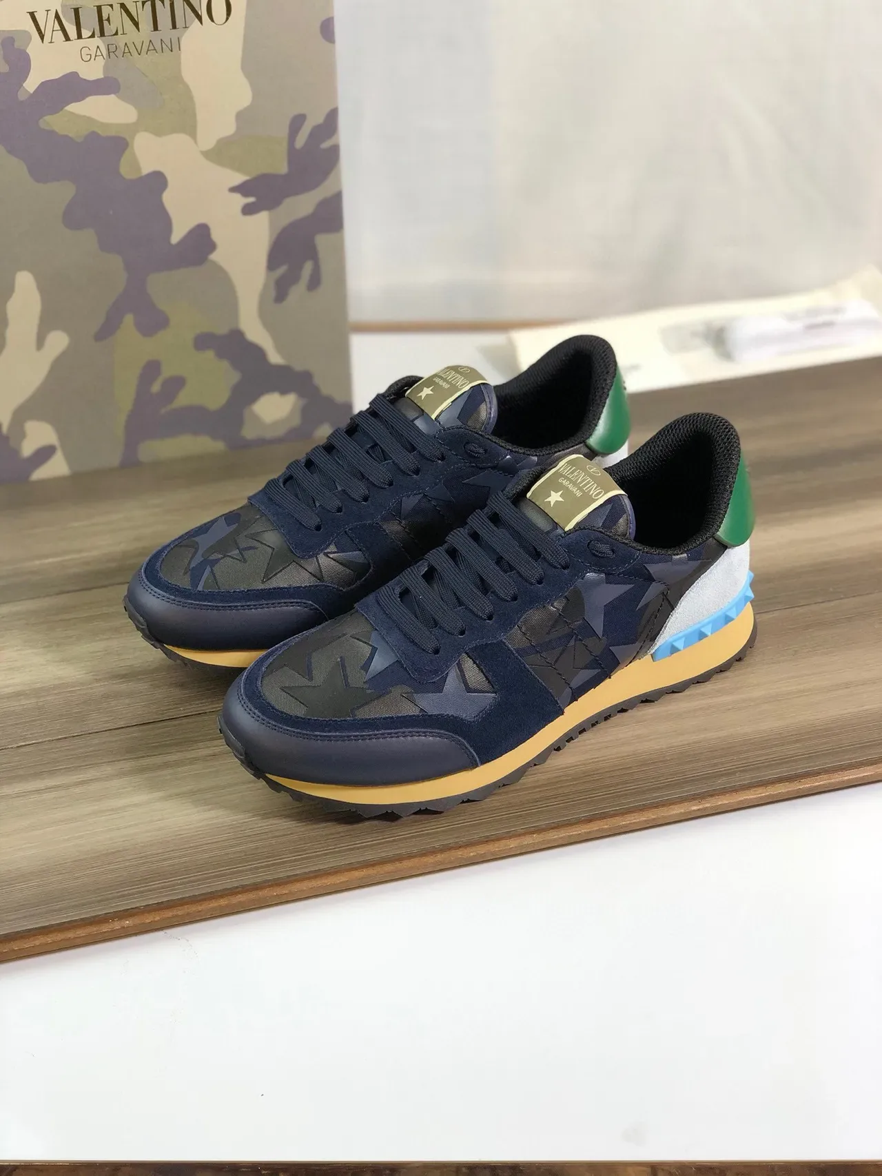 Valentino Rockstud Runner sneakers lifestyle navy green blue com estampagem de estrela 7