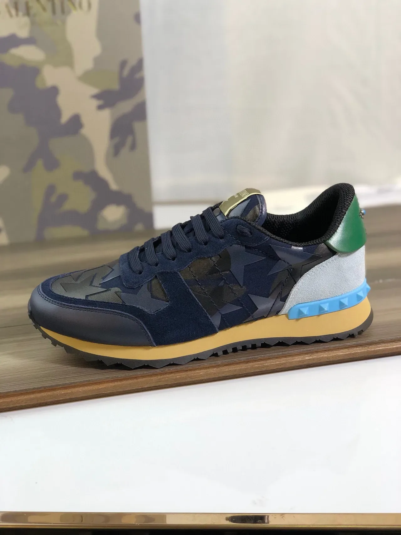 Valentino Rockstud Runner sneakers lifestyle navy green blue com estampagem de estrela 8