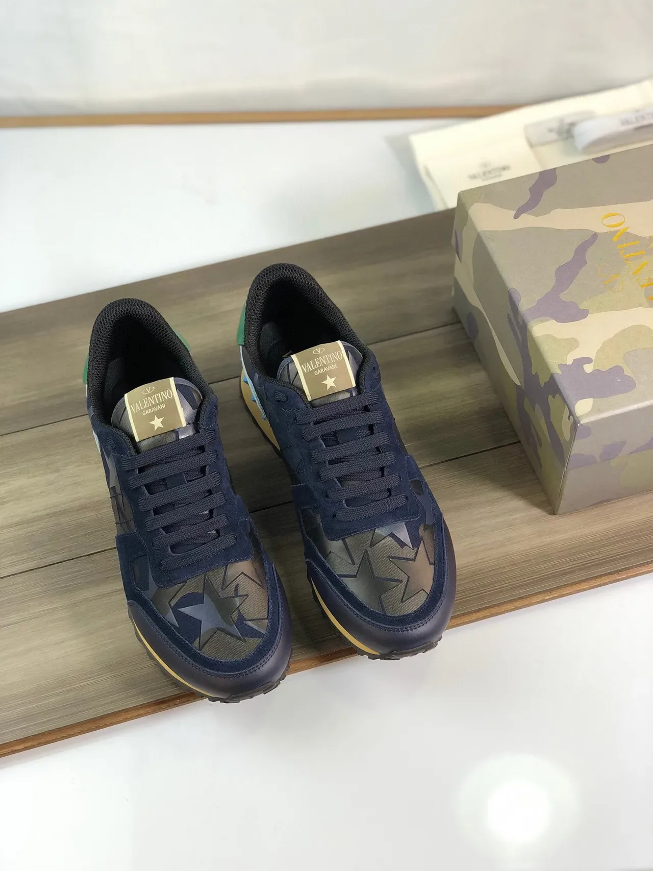 Valentino Rockstud Runner sneakers lifestyle navy green blue com estampagem de estrela 9