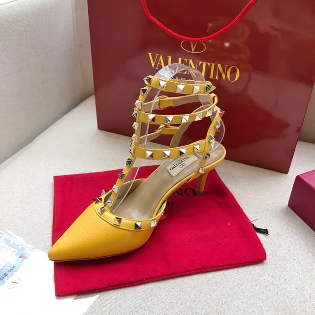Valentino Rockstud হলুদ চামড়ার পিরামিড স্টাড স্টিলেটো 3